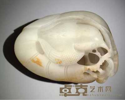 19th century A Russet and white jade carving of a bird 